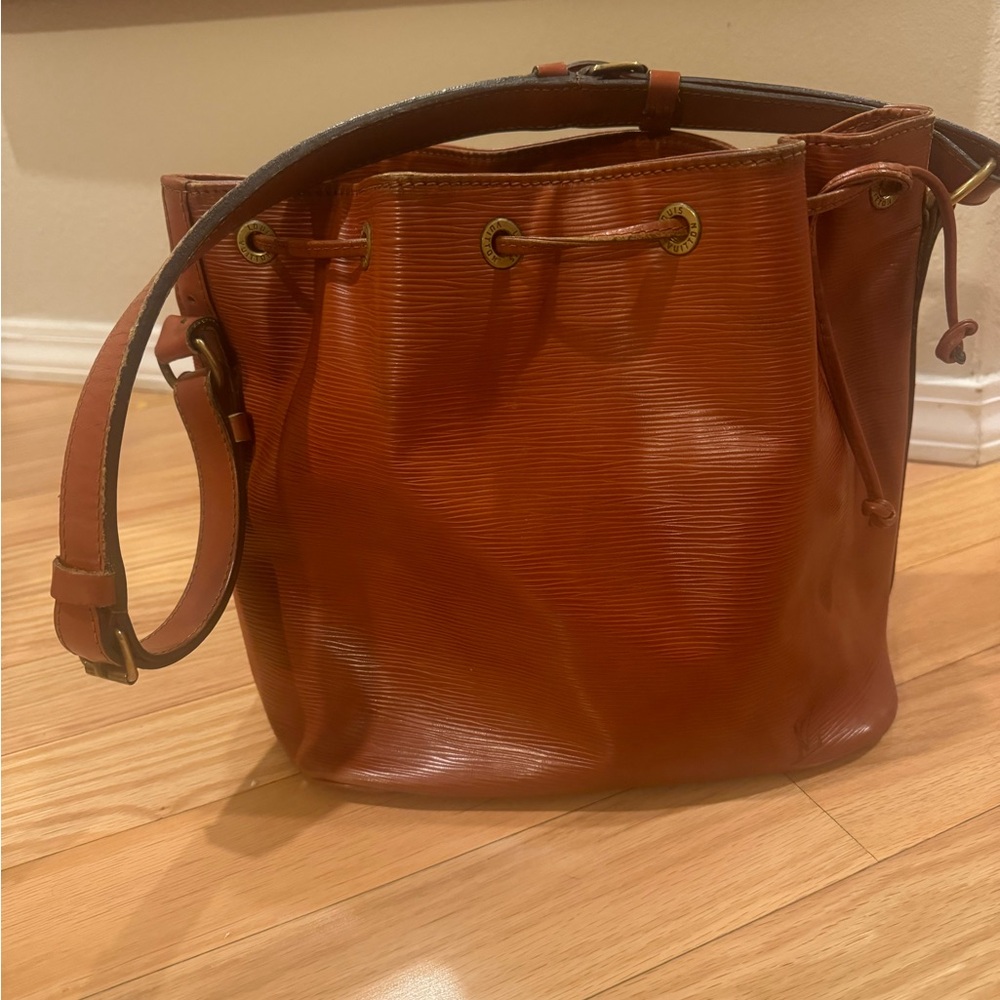 Louis vuttion epi bucket bag